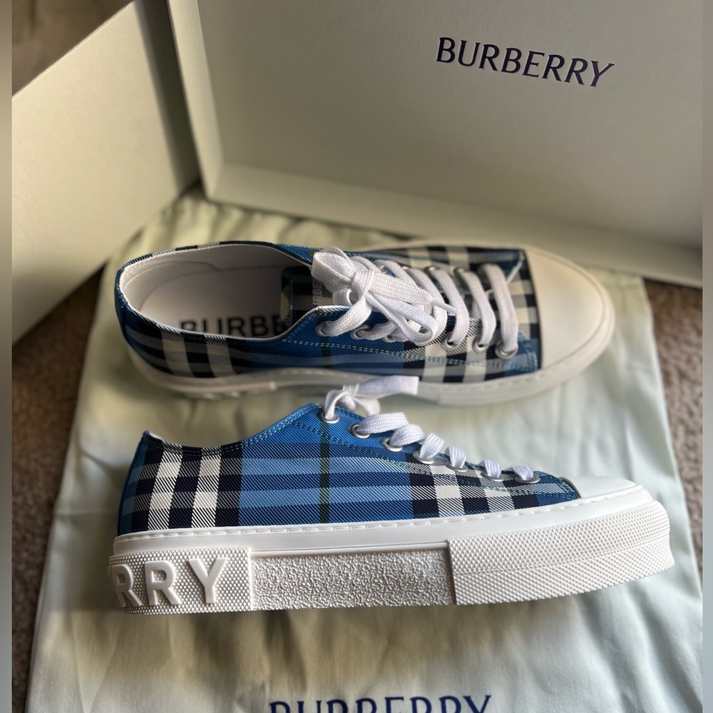 Men Burberry LowTop Canvas Sneaker with Rubber Sole Size EUR 41.5 (8.5)